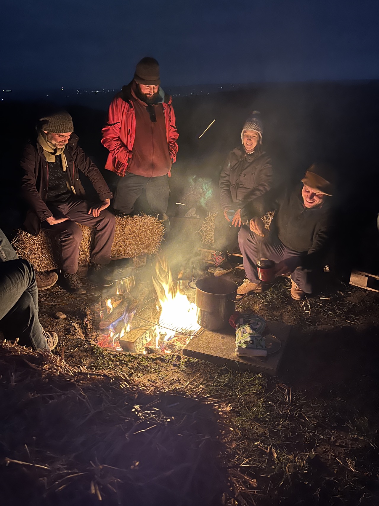 Artículo 13: Noche de vino caliente y raclette: descanso y agradecimiento