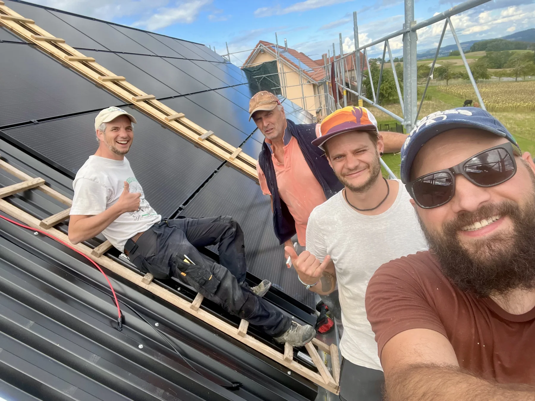 Dach mit Photovoltaikmodulen.