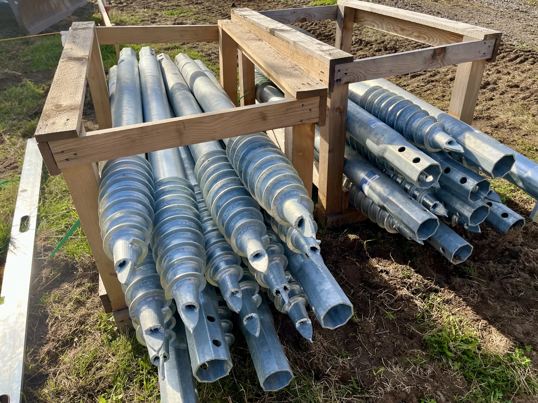 Schraubfundamente auf Pfählen mit leichtem Eingriff.